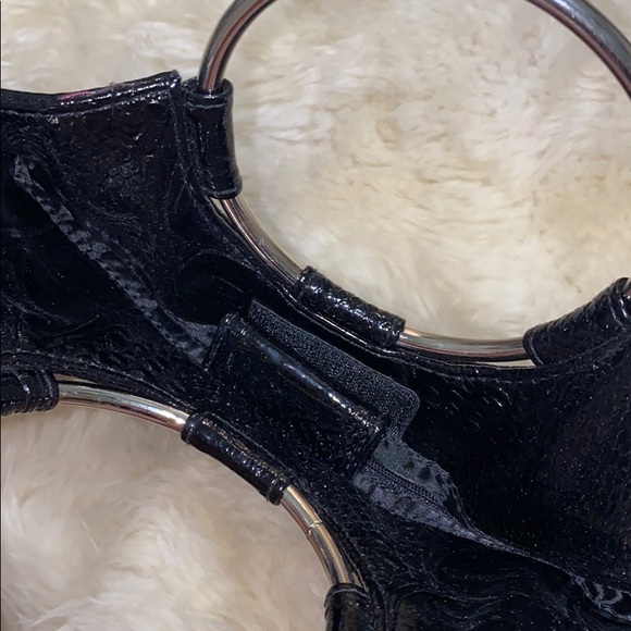 Black snakeskin handbag with silver metal hoops - Picture 3 of 4